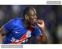 泰山队强势登顶！泽卡受伤，克雷桑进球，主场狂胜大连英博